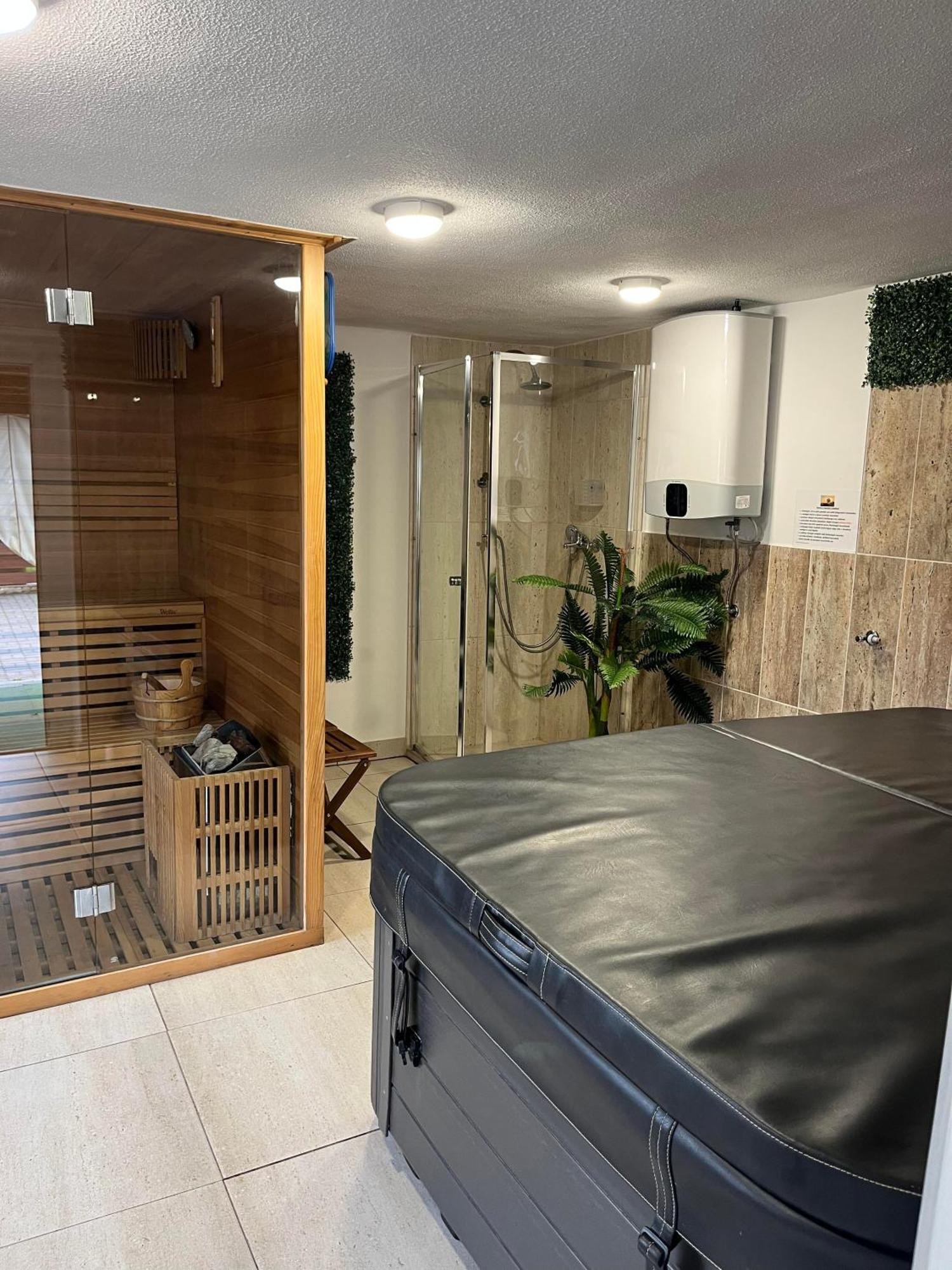 Idill Apartmanhaz B&B Tiszafured Bagian luar foto