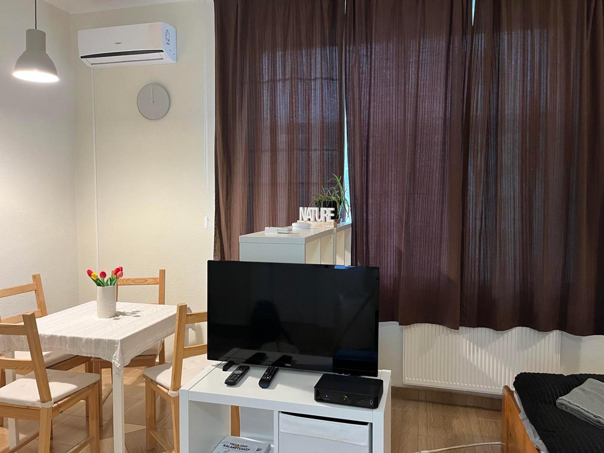 Idill Apartmanhaz B&B Tiszafured Bagian luar foto