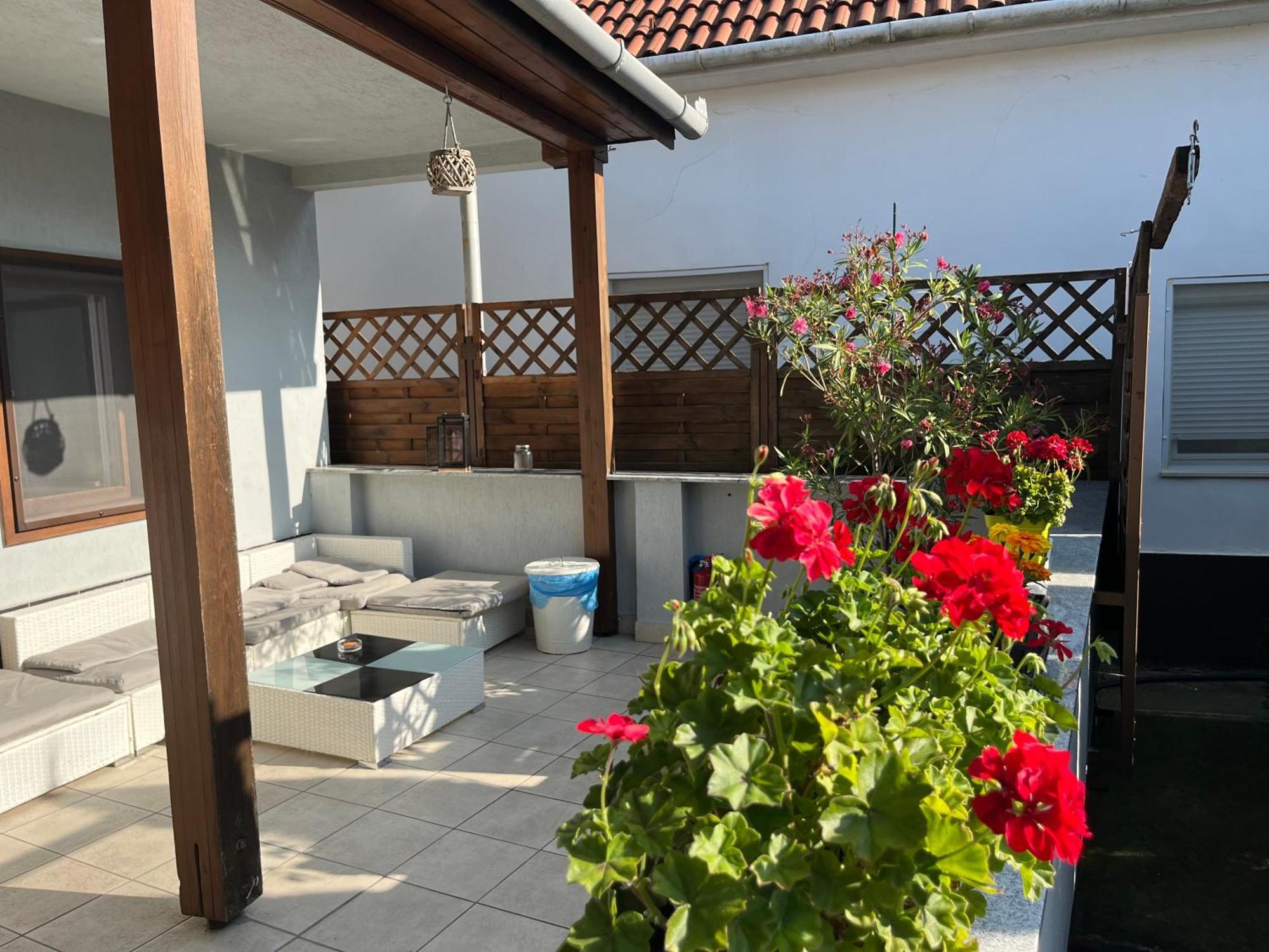 Idill Apartmanhaz B&B Tiszafured Bagian luar foto